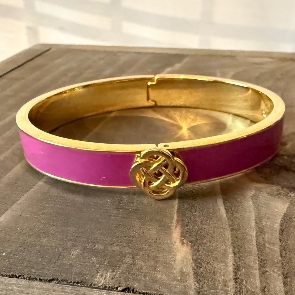 Stella & Dot Lindsay Fuchsia Enamel Hinged Bangle Gold Tone Celtic Knot Clasp
